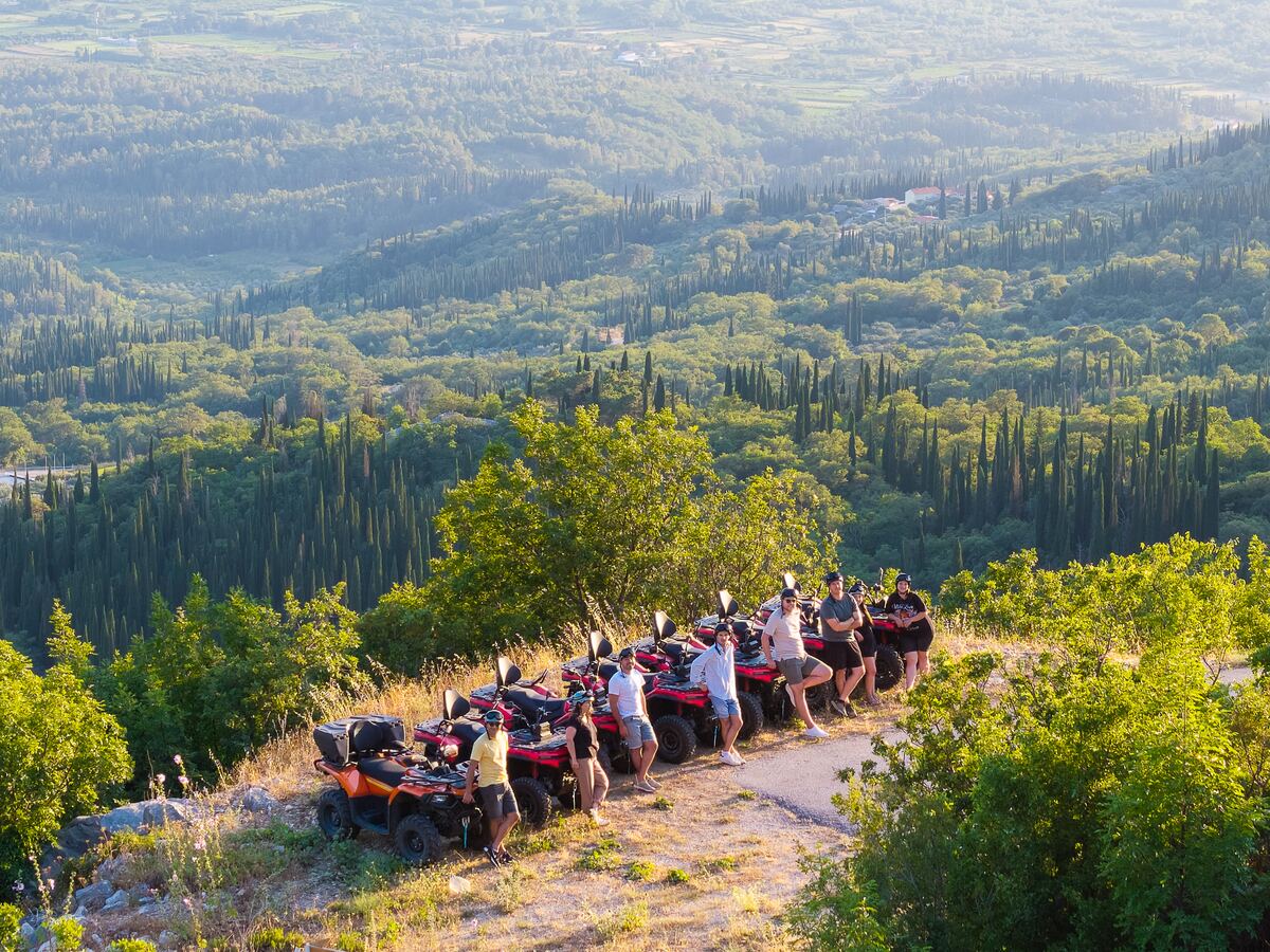 Zlatni sat nad dolinom čempresa, quadovi parkirani na vidikovcu